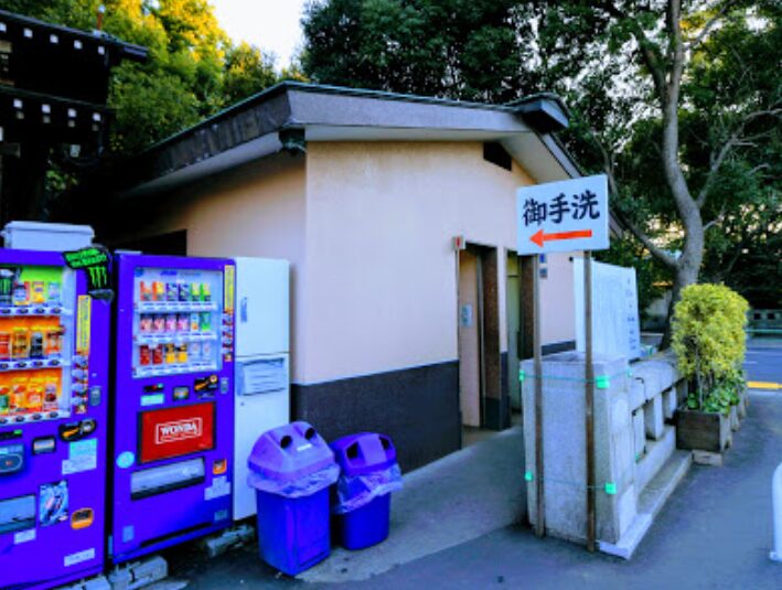 靖国神社　桜　トイレ